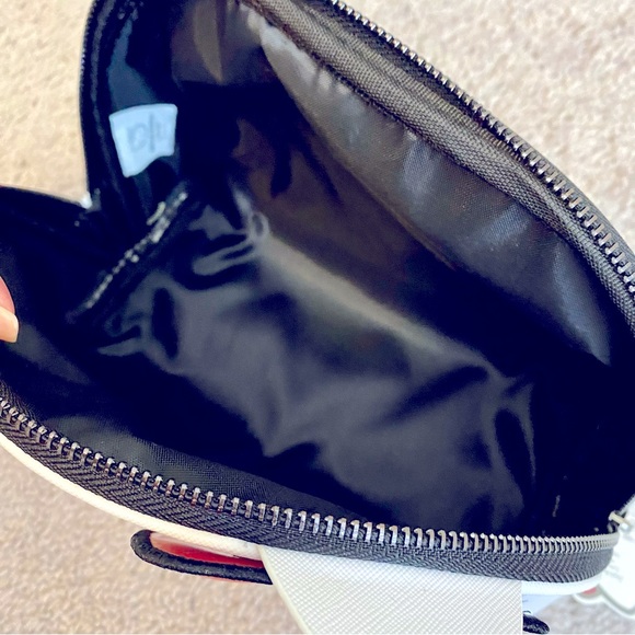 NWT The Crème Shop x Hello Kitty Travel Makeup Pouch - Picture 4 of 6